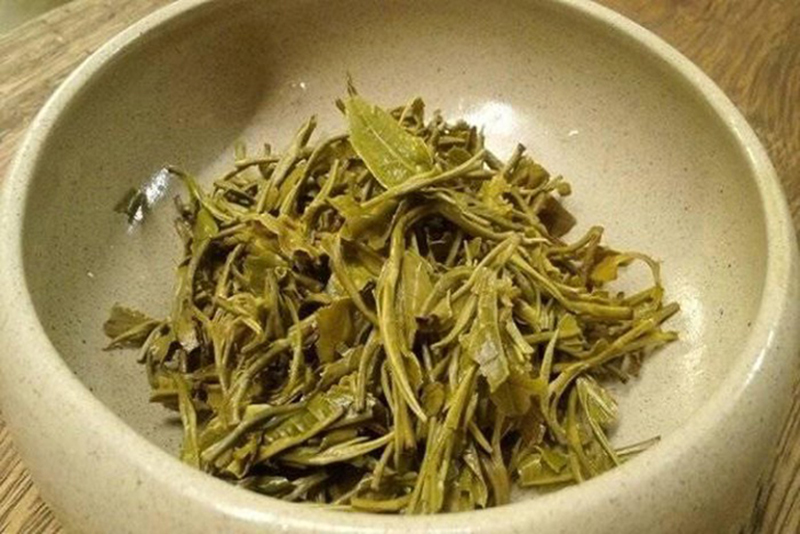 Cách khử mùi bình giữ nhiệt bằng lá trà xanh hoặc bã chè