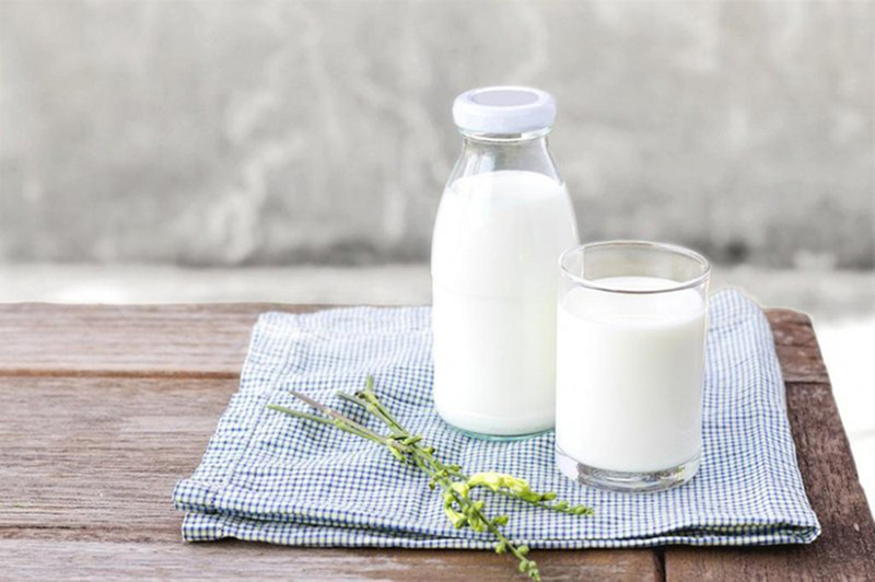 Bạn có thể dùng sữa tươi và nước rửa chén để khử mùi cho bình giữ nhiệt
